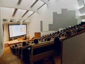 Pasos para ingresar a la universidad. Imagen cortesía Dom Fou y Unsplash.